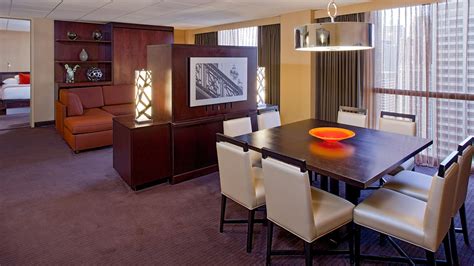 Spacious Hotel Suites in Downtown Chicago | Hyatt Regency Chicago