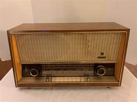 Lot #46 - Vintage Grundig Tabletop Radio Model 3165 U Made in W ...