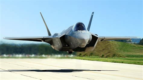 US F-35 Pilot Performs Insane Vertical Take Off - YouTube