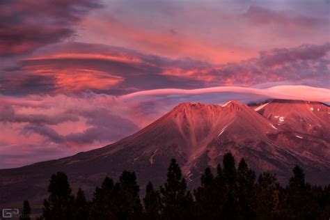 Lenticular Clouds Archives - Universe Today