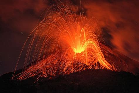 Etna Eruption Yesterday : Mount Etna eruption insane pictures - Strange Sounds : Etna eruptions ...