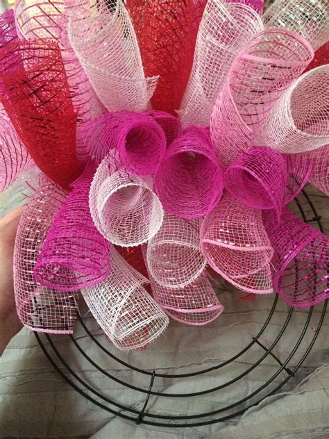 How To Make A Wreath With Deco Mesh