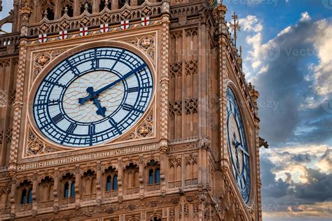 Close up view of the Big Ben clock tower and Westminster in London. 15539971 Stock Photo at Vecteezy