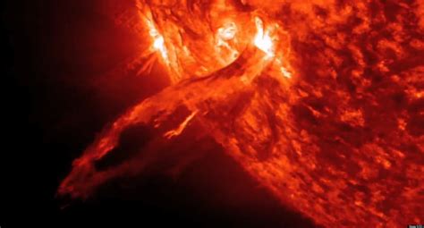 Beautiful Solar Flare Fails To Escape Sun's Gravitational Field (VIDEO)