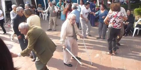 This Elderly Man Was Dancing At A Party. Then He Threw Away His Crutches... | Old people dancing ...