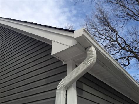 Seamless Gutters Cost 2022: Pros & Cons, Options, ROI