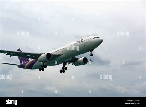 Airbus A330 is reduced for landing Stock Photo - Alamy