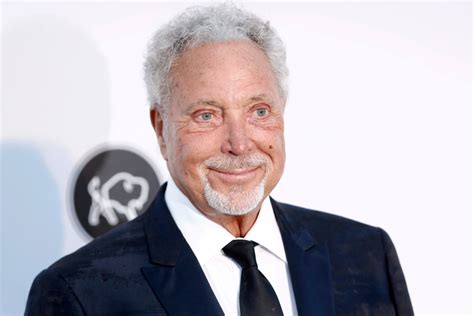 Tom Jones health update – he had fans ‘crying’ after dedicating performance to late wife – Viral ...