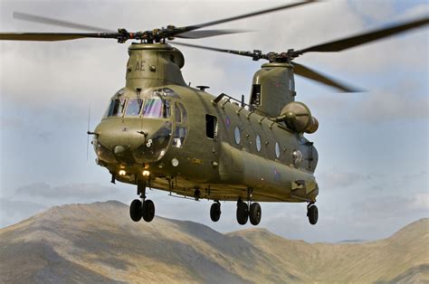 File:RAF Chinook Helicopter Over Wales MOD 45151080.jpg - Wikimedia Commons