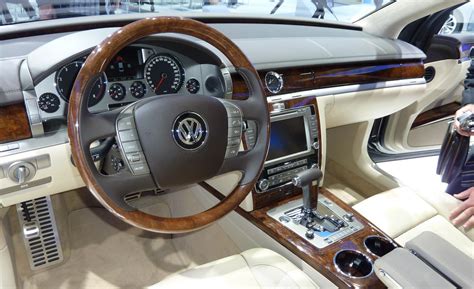 VOLKSWAGEN PHAETON - Review and photos