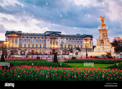 At buckingham palace london hi-res stock photography and images - Alamy