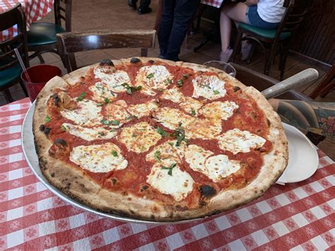 [I ate] Lombardi’s pizza NYC - the prettiest pizza I’ve ever seen. Delicious too. : r/FoodPorn