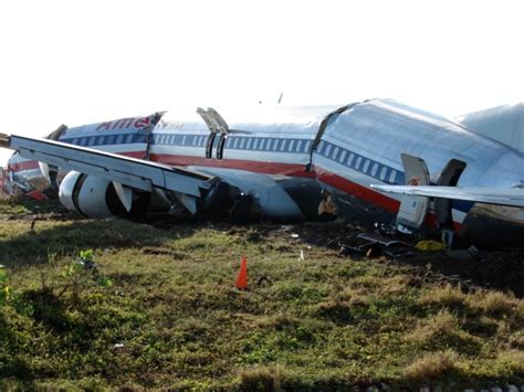 Crash of a Boeing 737-800 in Kingston | Bureau of Aircraft Accidents Archives