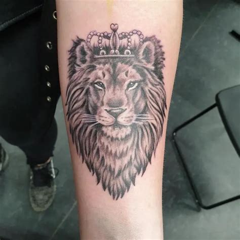 40 Powerful Lion With Crown Tattoo 2023 (Meanings And Design Ideas ...