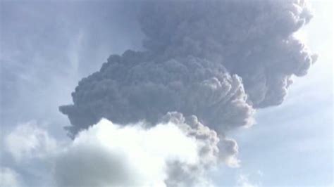 St Vincent volcano eruption sends clouds of ash six miles into sky ...