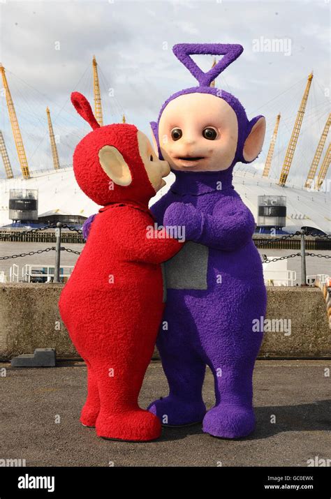 Teletubbies tinky winky red fotografías e imágenes de alta resolución ...