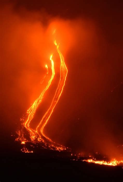 PHOTOS: Europe’s highest, most active volcano erupts in Italy - National | Globalnews.ca