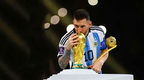 Share more than 75 messi kissing world cup wallpaper - in.coedo.com.vn