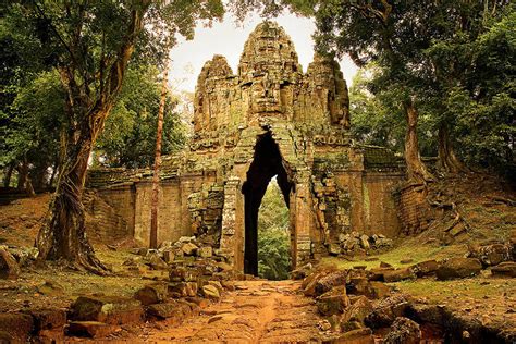 35 Amazing Photos from the Ruins of Angkor Wat Vishnu Temple in Cambodia