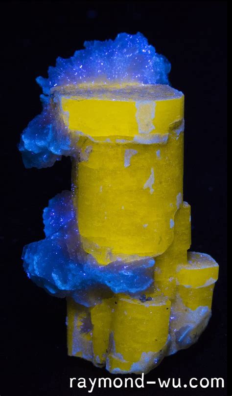 Apatite Under 365nm UV Light[1123x1920][OC] | Stones and crystals ...