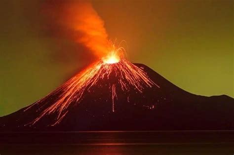 Gunung Krakatau Meletus