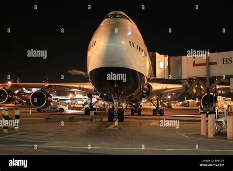 BRITISH AIRWAYS BOEING 747 AT NIGHT Stock Photo - Alamy