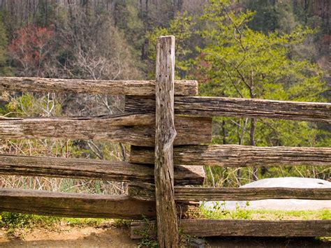 20+ Rustic Wood Fence Ideas – DECOOMO