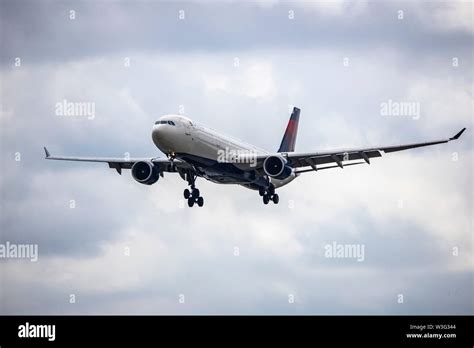 Amsterdam Schiphol Airport, Delta Air Lines Airbus A330-300 landing, approach Stock Photo - Alamy