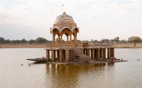 How to Visit Gadisar Lake From Jaisalmer, India