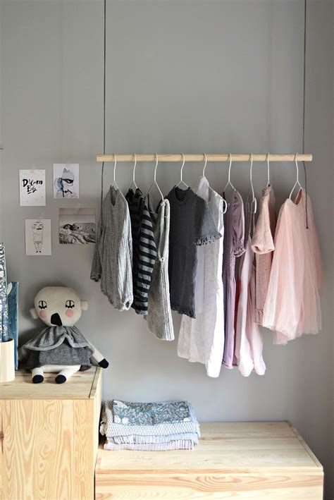 Hang on! With this DIY hanging clothes rack - DIY home decor - Your DIY Family