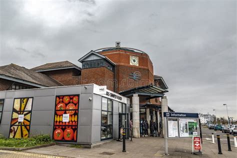 Guildford railway station editorial stock image. Image of train - 143064944