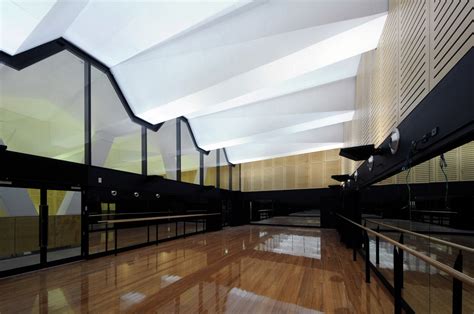 Multi-Purpose Sports Hall and Teaching Facility / PTW Architects | ArchDaily