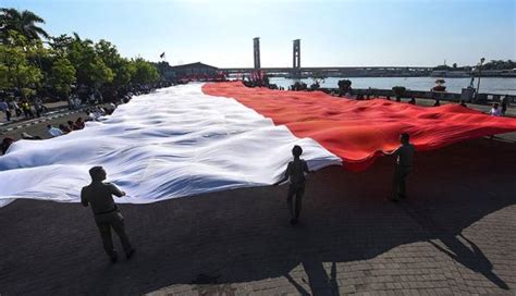 Foto Bendera Merah Putih Raksasa Ukuran 3.000 Meter Persegi