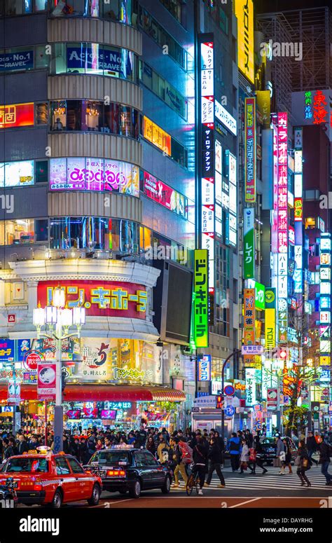 Shinjuku nightlife in Tokyo, Japan Stock Photo - Alamy