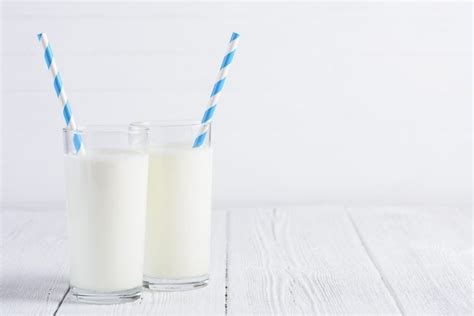 Almond Milk vs Cow Milk: Which is Healthier? - Stephanie Kay Nutrition