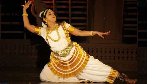 Kerala Tourism: Kerala Dance Forms Mohiniyattam