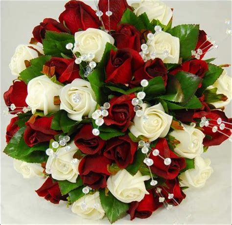 Red Rose Wedding Bouquets: 20 Ravishing Reds To Choose From