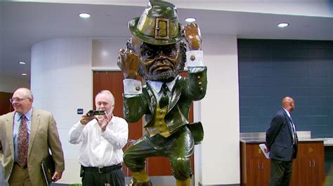 New leprechaun statue unveiled at Notre Dame | WSBT