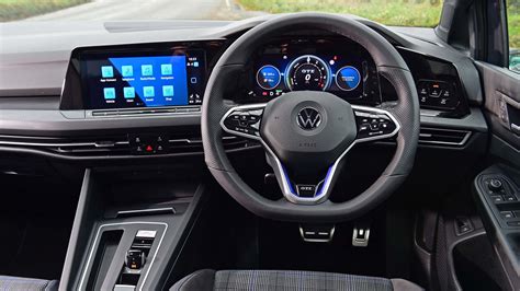 Volkswagen Golf GTE interior & comfort | DrivingElectric