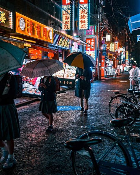 Vibrant Photos Capture the Energy of Tokyo Nightlife