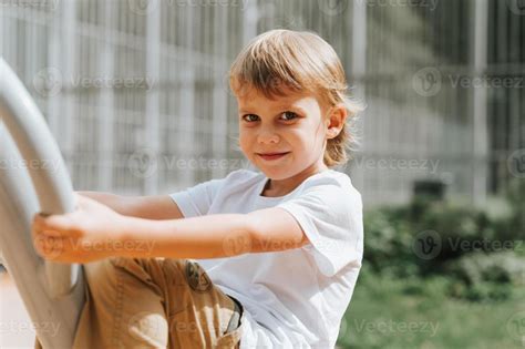 kid playground park swing 13673996 Stock Photo at Vecteezy