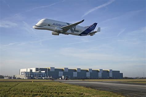 The Battle Of The Beasts: The Boeing Dreamlifter vs Airbus Beluga XL - Simple Flying