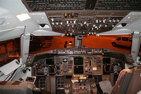 airplane-pics: Boeing 757 cockpit pictures