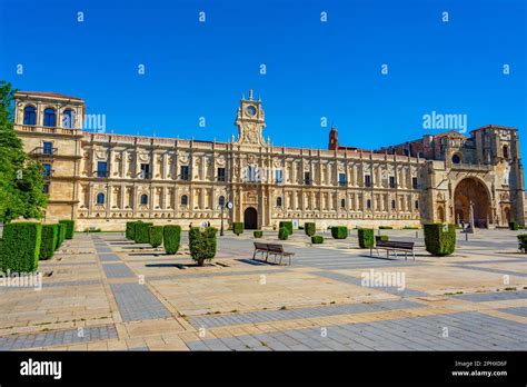 Parador de Leon building in Spanish town Leon Stock Photo - Alamy