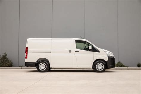 Hiace Commuter 2022