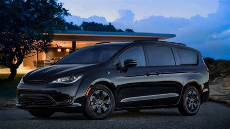 2019 Chrysler Pacifica Hybrid Gets Blacked-Out Trim Package