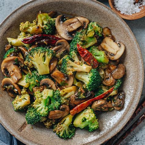 Broccoli and Mushroom Stir Fry - Omnivore's Cookbook