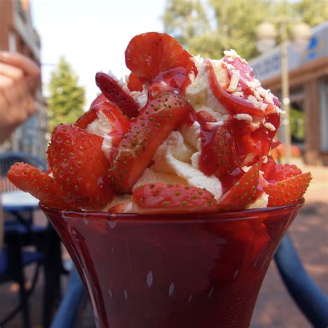 File:Strawberry ice cream.jpg - Wikimedia Commons