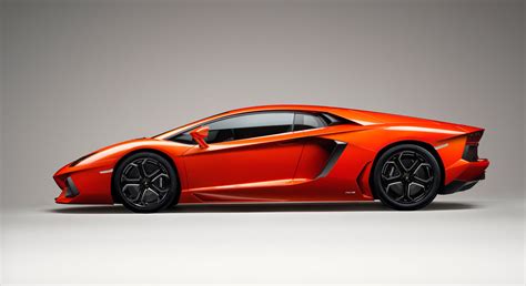 Lamborghini Aventador LP 700-4 side view - Car Body Design