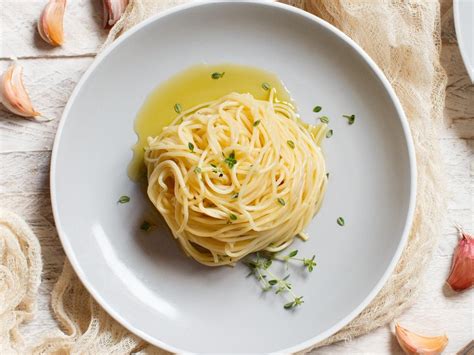 Spaghetti with olive oil and garlic sauce Recipe and Nutrition - Eat This Much